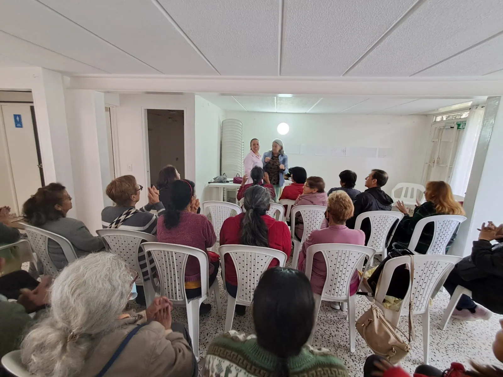 Adultos mayores en reunión