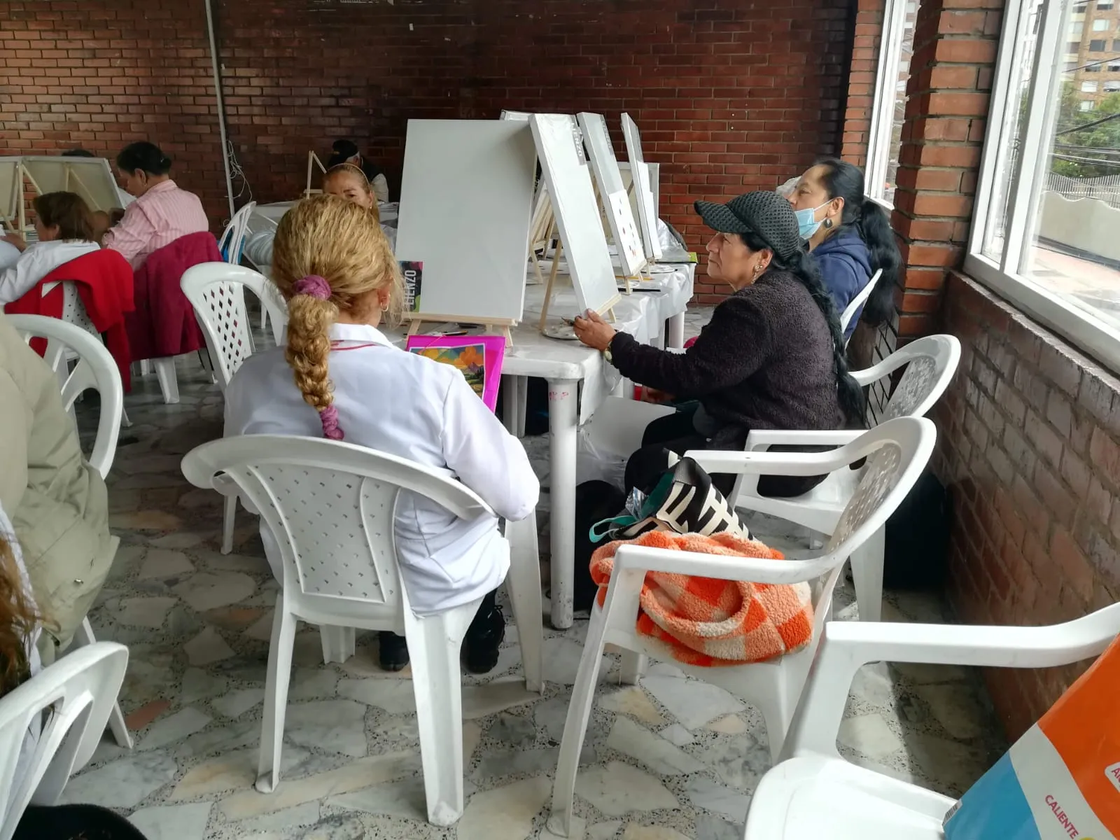 Adultos mayores pintando